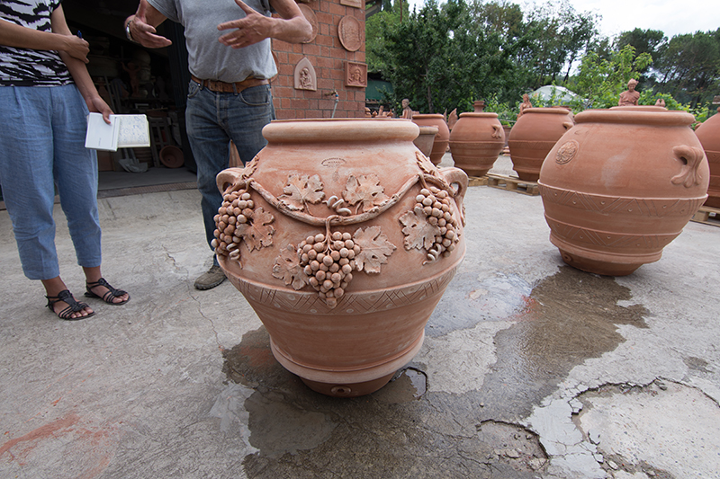 ワイン樽として用途が元で誕生したオルチョとよばれる壺。