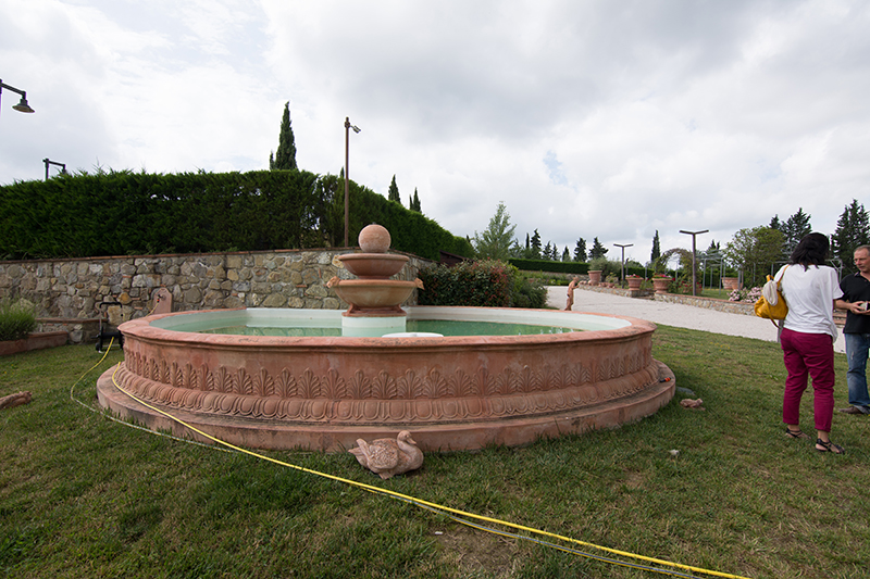テラコッタ製では珍しい大型噴水